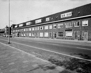 856764 Gezicht op de huizen Amsterdamsestraatweg 487 (rechts) -hoger te Utrecht.